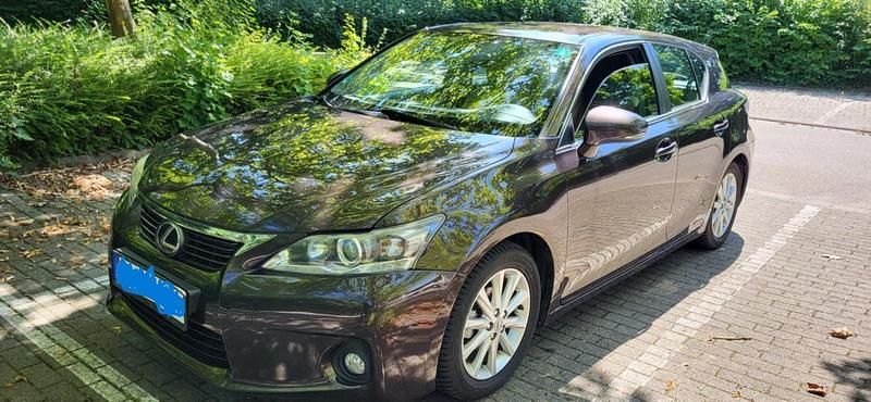 Braun Gebraucht 2011 Lexus CT200h Kleinwagen | 7.000 € (Fairer Preis) - Bild 1/4