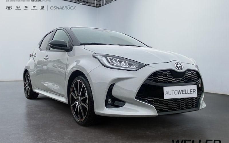 Grau Neu 2025 Toyota Yaris Hybrid Sport Limousine | 30.480 € (Fairer Preis) - Bild 1/4