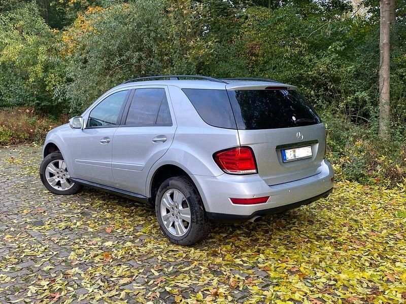 Gebraucht Mercedes ML320 224 PS (164 kW) 2009 Silber SUV