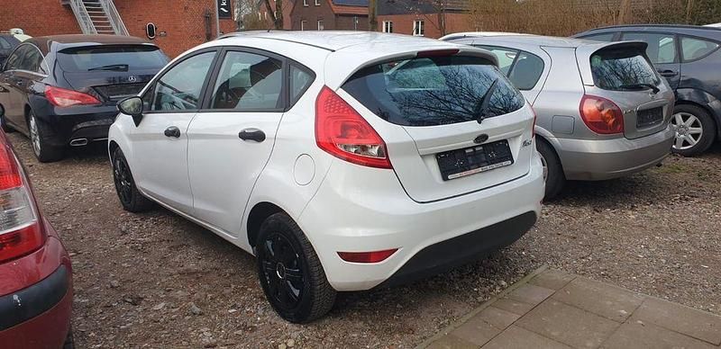 Gebraucht Ford Fiesta Ambiente 60 PS (44 kW) 2009 Weiß Kleinwagen