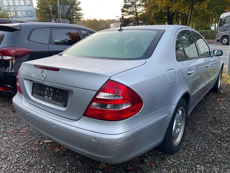 Gebraucht Mercedes E200 163 PS (119 kW) 2005 Silber Limousine