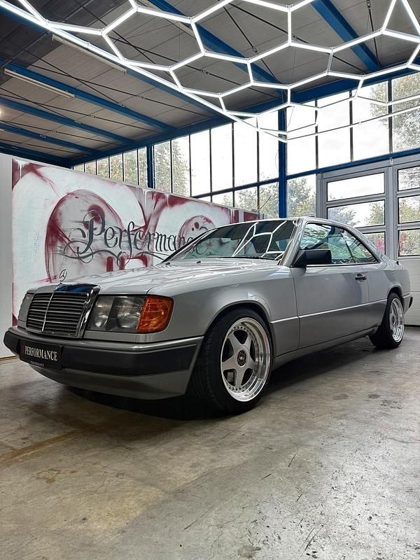 Silber Gebraucht 1987 Mercedes 230 Coupé | 9.999 € - Bild 1/4