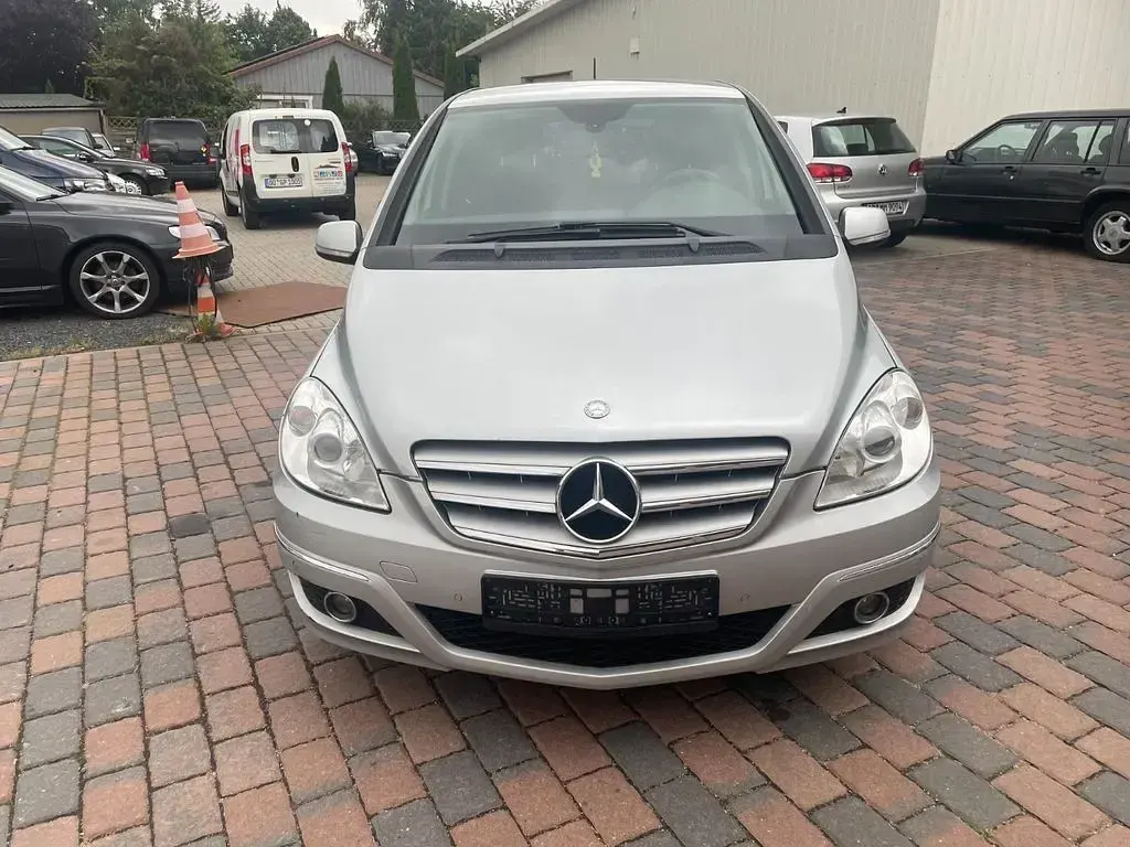 Gebraucht Mercedes B180 109 PS (80 kW) 2011 Silber Kleinwagen