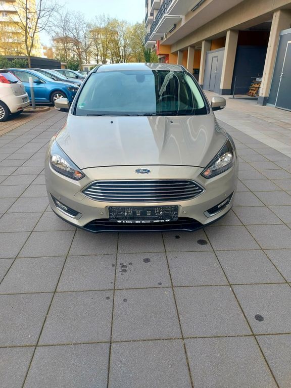 Grau Gebraucht 2017 Ford Focus Titanium Limousine | 9.250 € (Guter Preis) - Bild 1/4