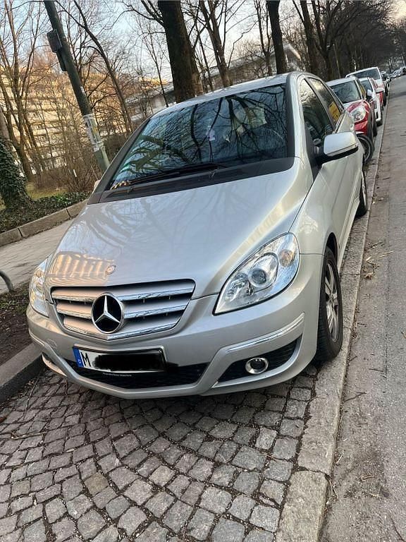 Gebraucht Mercedes B200 140 PS (102 kW) 2009 Silber Van / Kleinbus