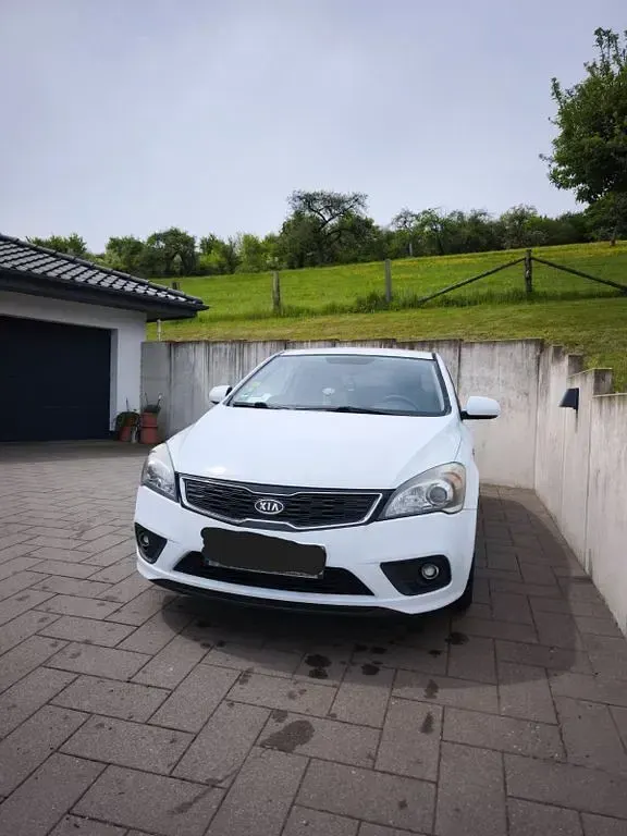 Gebraucht Kia Ceed 90 PS (66 kW) 2012 Weiß Kleinwagen