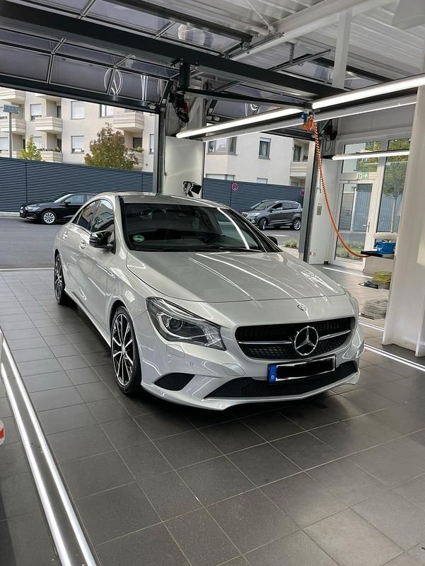Silber Gebraucht 2015 Mercedes CLA180 Limousine | 12.300 € (Superpreis) - Bild 1/4