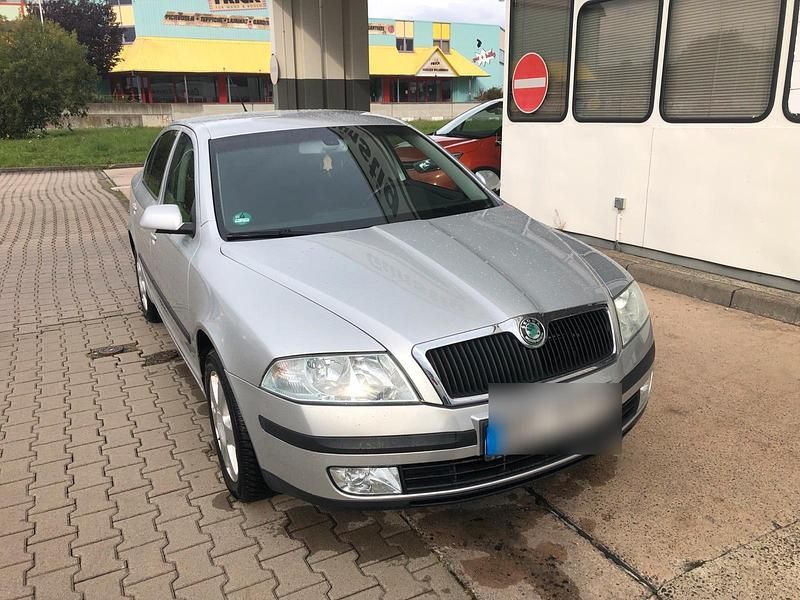 Grau Gebraucht 2004 Skoda Octavia Limousine | 2.200 € - Bild 1/4