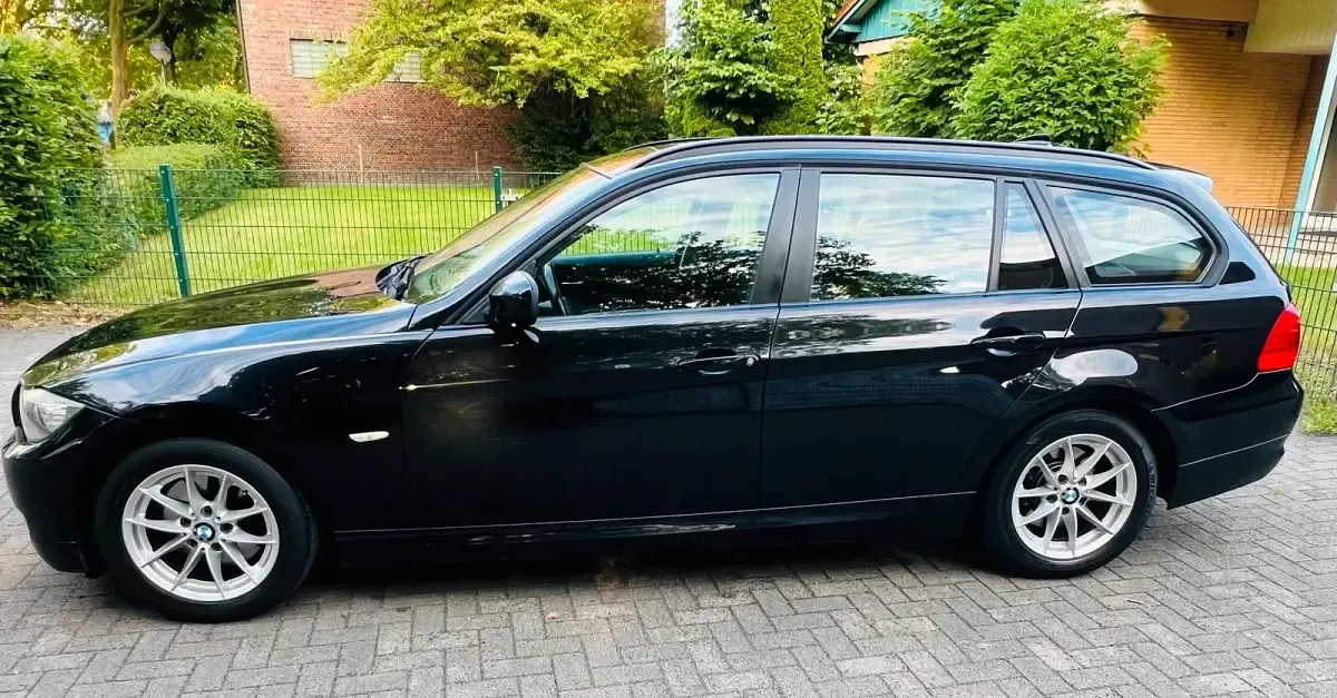 Gebraucht BMW 320 183 PS (134 kW) 2011 Schwarz Kombi