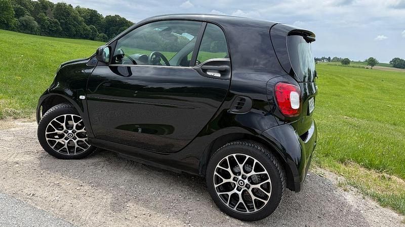 Schwarz Gebraucht 2023 Smart ForTwo Electric Drive Coupé | 14.700 € (Etwas zu teuer) - Bild 1/4