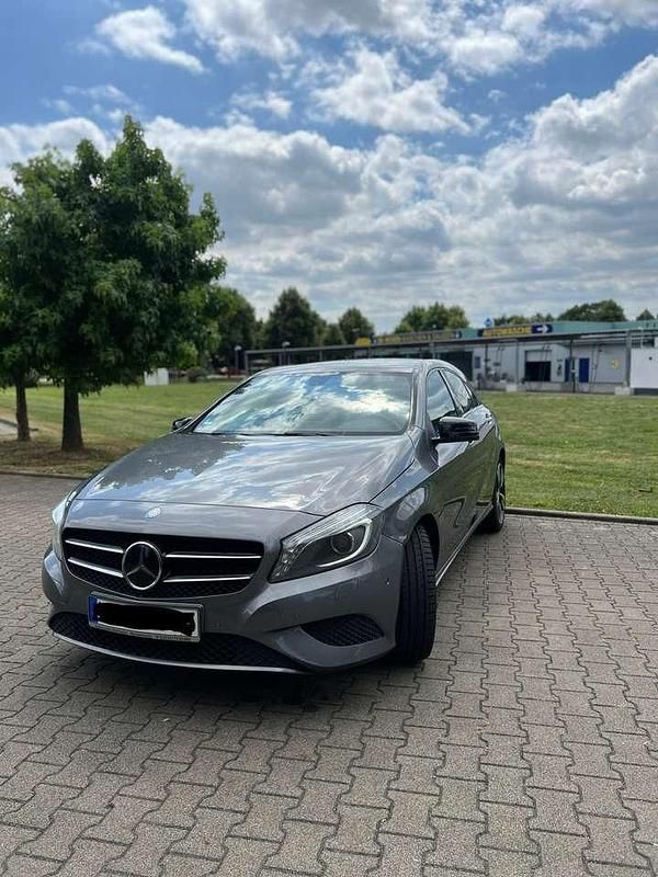 Grau Gebraucht 2013 Mercedes A180 Kleinwagen | 13.500 € (Etwas zu teuer) - Bild 1/4
