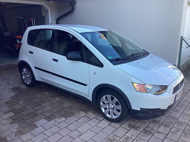 Weiß Gebraucht 2011 Mitsubishi Colt Edition Van / Kleinbus | 3.490 € (Fairer Preis) - Bild 1/4