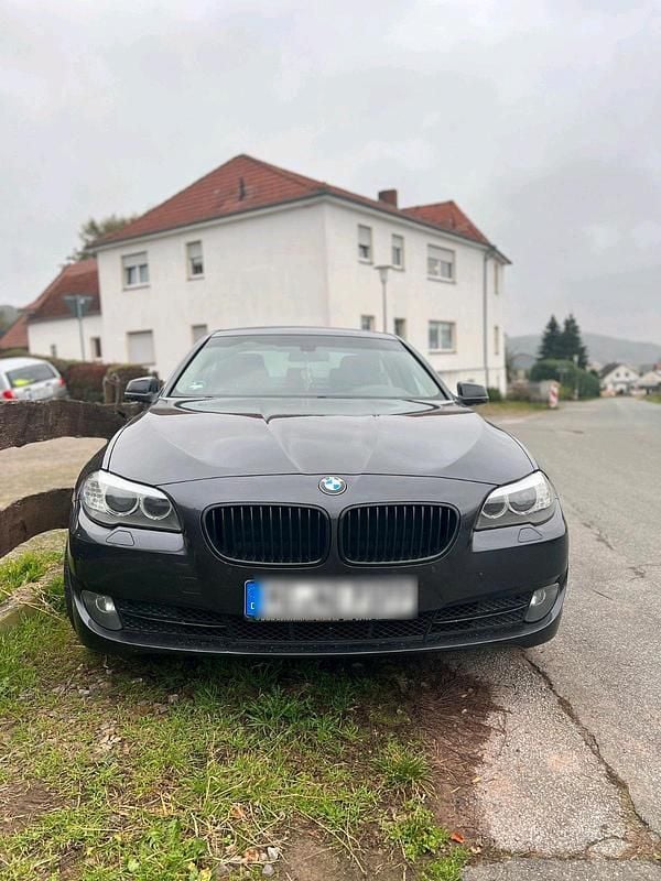 Grau Gebraucht 2013 BMW 520 Limousine | 8.750 € (Superpreis) - Bild 1/4