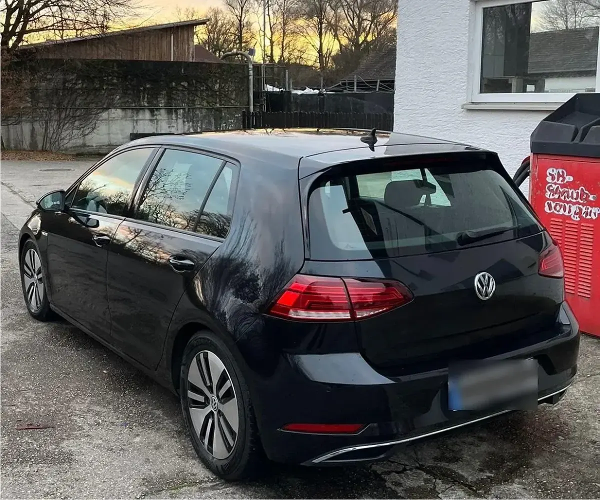 Gebraucht VW e-Golf 100 kW (136 PS) 2018 Schwarz Kleinwagen
