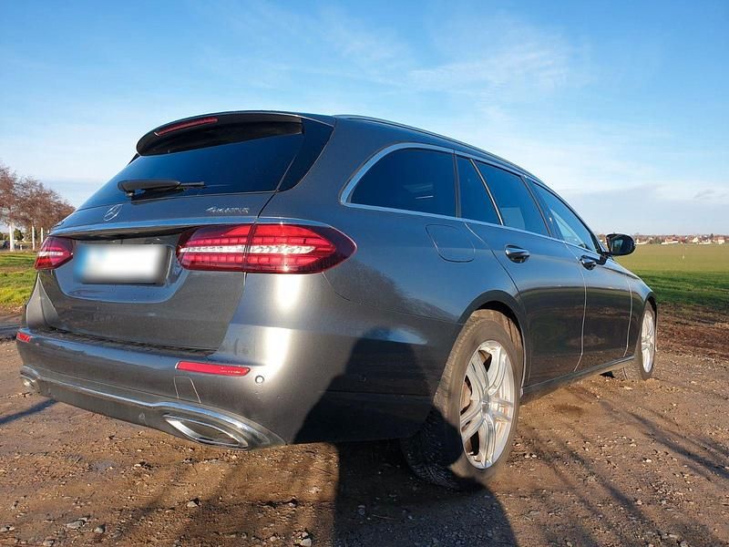 Gebraucht Mercedes E220 Avantgarde 194 PS (142 kW) 2021 Grau Kombi