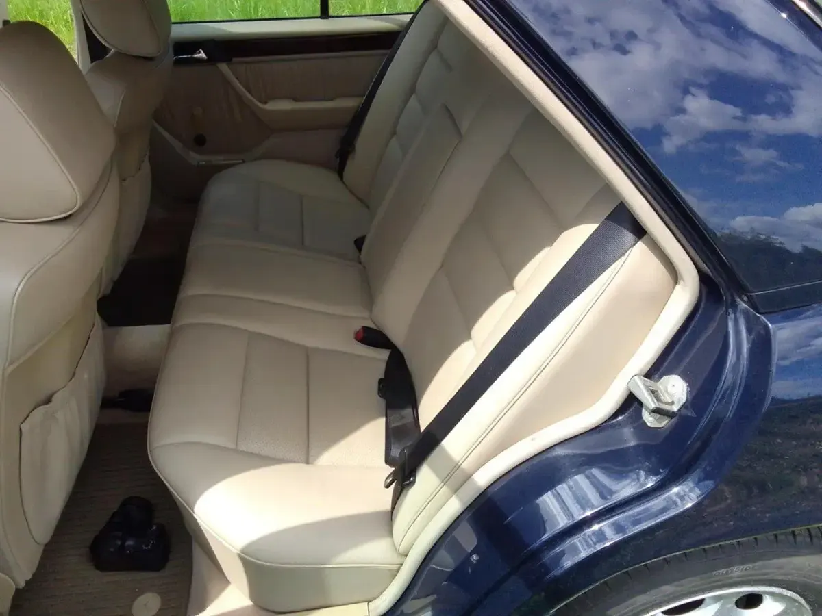 Gebraucht Mercedes E300 147 PS (108 kW) 1995 Blau Limousine