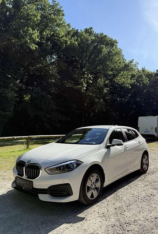 Weiß Gebraucht 2021 BMW 118 Advantage Kleinwagen | 20.900 € (Fairer Preis) - Bild 1/4