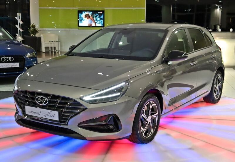 Grau Gebraucht 2020 Hyundai i30 Intro Edition Limousine | 15.750 € (Etwas zu teuer) - Bild 1/4