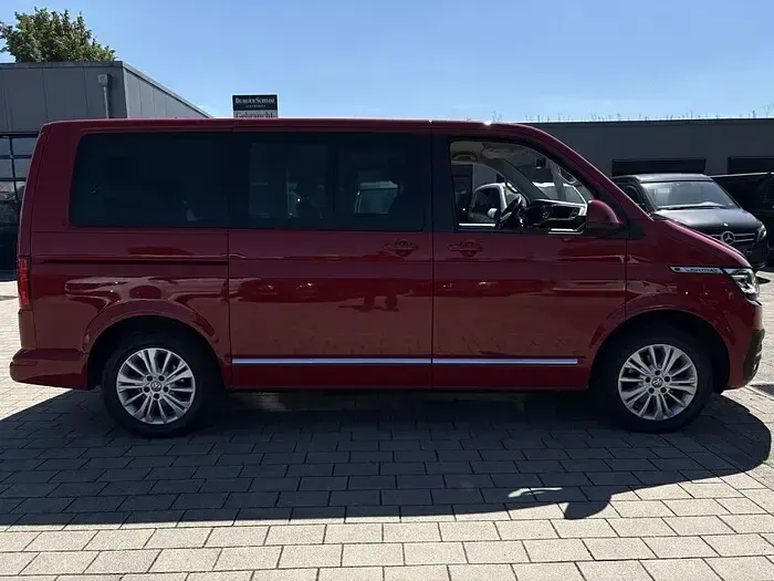 Gebraucht VW Multivan Comfortline 150 PS (110 kW) 2022 Kirschrot Van / Kleinbus