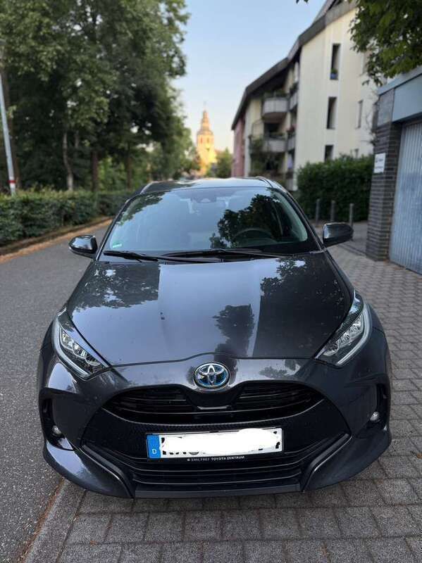 Grau Gebraucht 2023 Toyota Yaris Team Kleinwagen | 19.000 € (Superpreis) - Bild 1/4