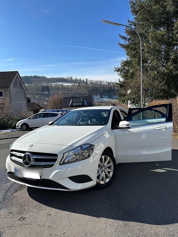 Gebraucht Mercedes A180 122 PS (89 kW) 2014 Weiß Kleinwagen