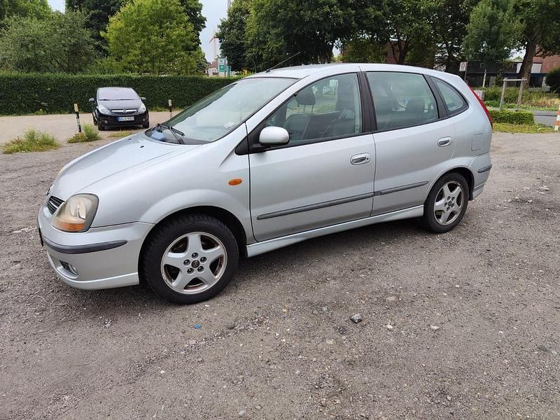 Silber Gebraucht 2002 Nissan Almera Tino Comfort Van / Kleinbus | 1.990 € (Fairer Preis) - Bild 1/4