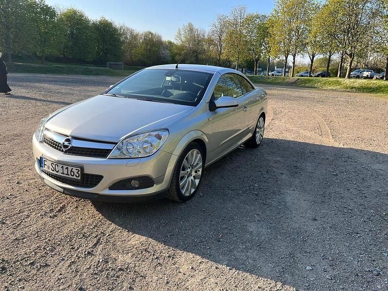 Silber Gebraucht 2008 Opel Astra Cabriolet Edition Cabrio | 5.600 € (Etwas zu teuer) - Bild 1/4