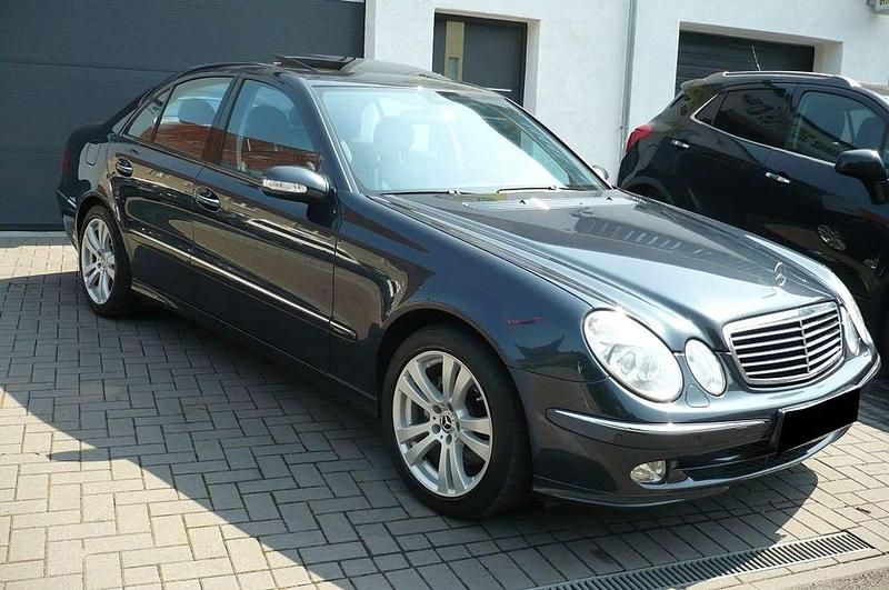 Grau Gebraucht 2003 Mercedes E320 Avantgarde Limousine | 2.900 € (Superpreis) - Bild 1/4