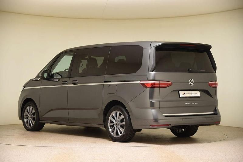 Gebraucht VW Multivan Style 150 PS (110 kW) 2024 Grau Van