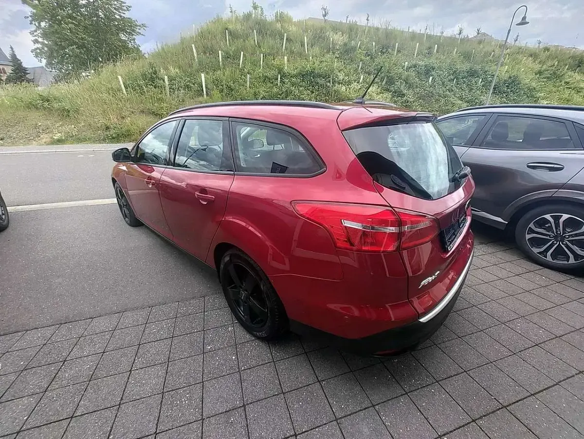 Gebraucht Ford Focus Trend 120 PS (88 kW) 2017 Candyrot metallic Kombi