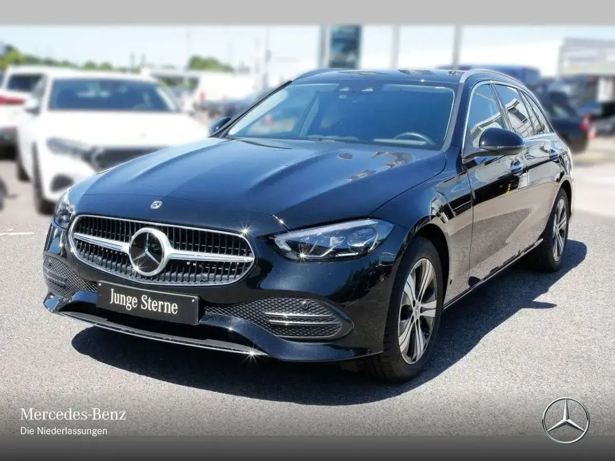 Gebraucht Mercedes C300e Avantgarde 204 PS (150 kW) 2023 Schwarz Limousine