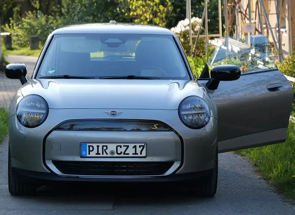 Gebraucht Mini Cooper SE Essential 160 kW (218 PS) 2025 Silber Kleinwagen