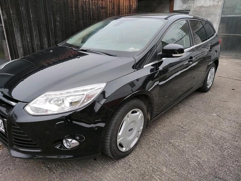 Schwarz Gebraucht 2013 Ford Focus Kombi | 3.800 € (Guter Preis) - Bild 1/4