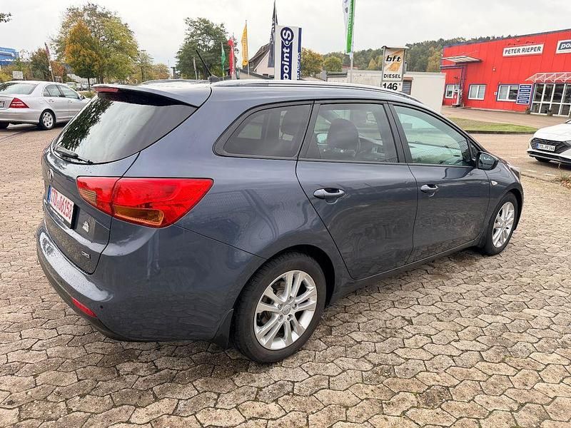 Second-hand Kia Ceed 90 CP (66 kW) 2014 Albastru Hatchback