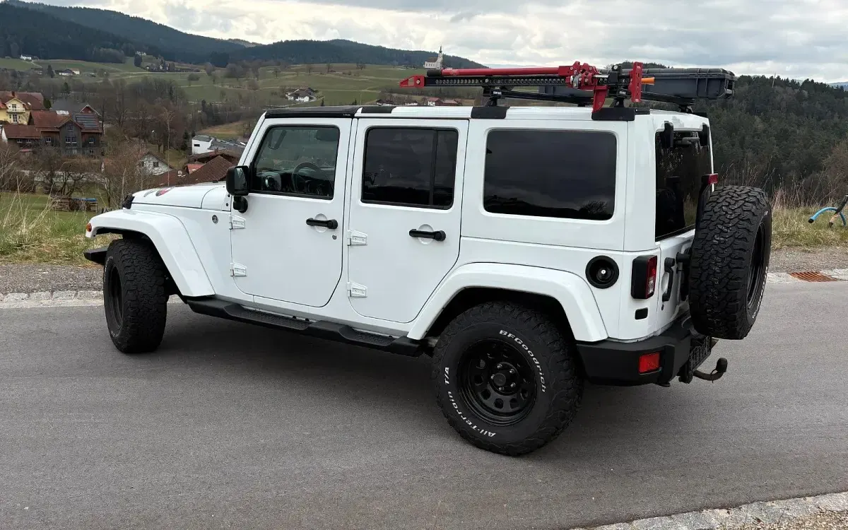 Gebraucht Jeep Wrangler Unlimited Sahara 284 PS (208 kW) 2016 Weiß SUV