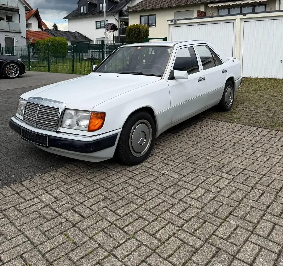 Gebraucht Mercedes E230 130 PS (95 kW) 1991 Weiß Limousine