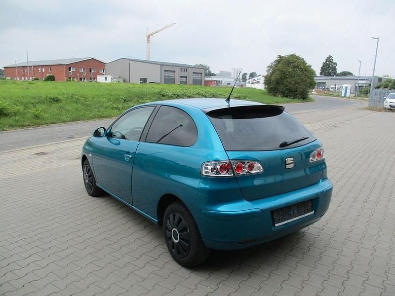 Blau Gebraucht 2003 Seat Ibiza Fresh Limousine | 2.450 € - Bild 1/4