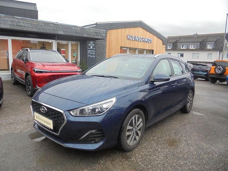 Blau Gebraucht 2020 Hyundai i30 Trend Kombi | 15.990 € (Guter Preis) - Bild 1/4