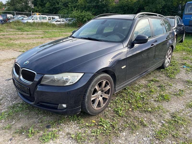 Monacoblau Gebraucht 2009 BMW 318 Kombi | 1.499 € - Bild 1/4