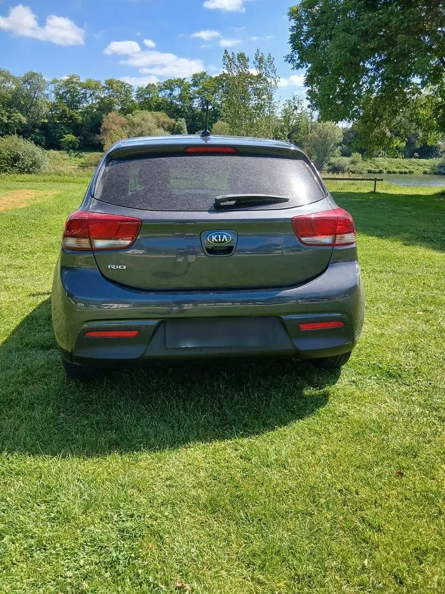 Gebraucht Kia Rio 84 PS (61 kW) 2018 Grau Limousine