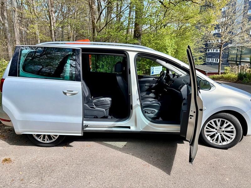 Second-hand VW Sharan 140 CP (102 kW) 2013 Argintiu Monovolum