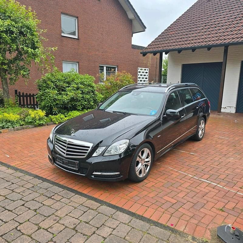 Schwarz Gebraucht 2011 Mercedes E200 Avantgarde Kombi | 5.990 € (Fairer Preis) - Bild 1/4