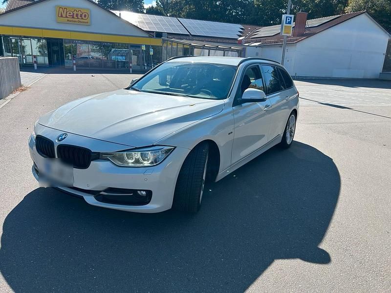 Weiß Gebraucht 2013 BMW 320 Sport Line Kombi | 9.999 € (Fairer Preis) - Bild 1/4
