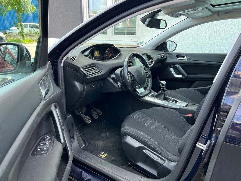 Second-hand Peugeot 308 Allure 131 CP (96 kW) 2017 Albastru Berlinǎ