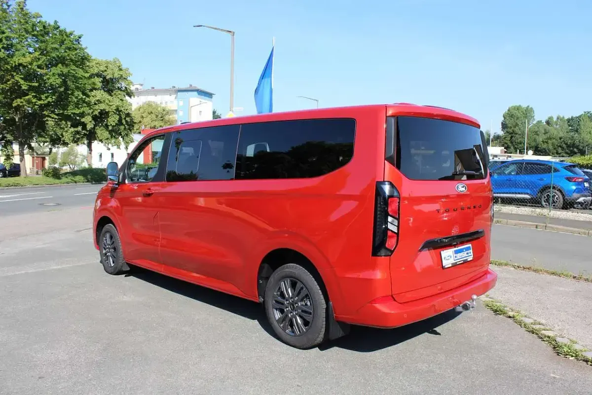 Gebraucht Ford Tourneo Custom Titanium 136 PS (100 kW) 2025 Artisan red metallic Van