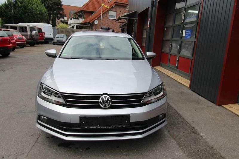 Gebraucht VW Jetta Basis 110 PS (80 kW) 2015 Silber Limousine