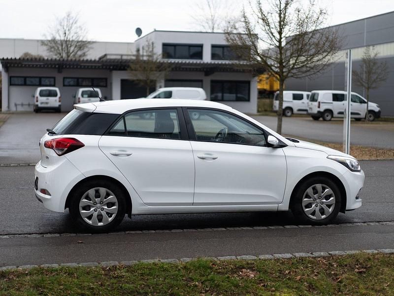 Gebraucht Hyundai i20 Trend 84 PS (61 kW) 2017 Weiß Kleinwagen