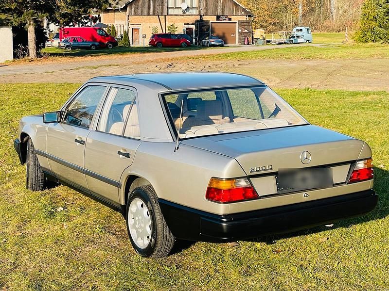 Gebraucht Mercedes 200 75 PS (55 kW) 1988 Gold Limousine