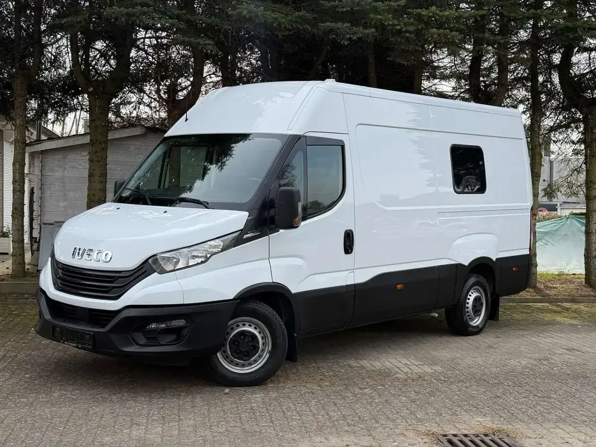 Second-hand Iveco Daily 136 CP (100 kW) 2022 Alb Monovolum