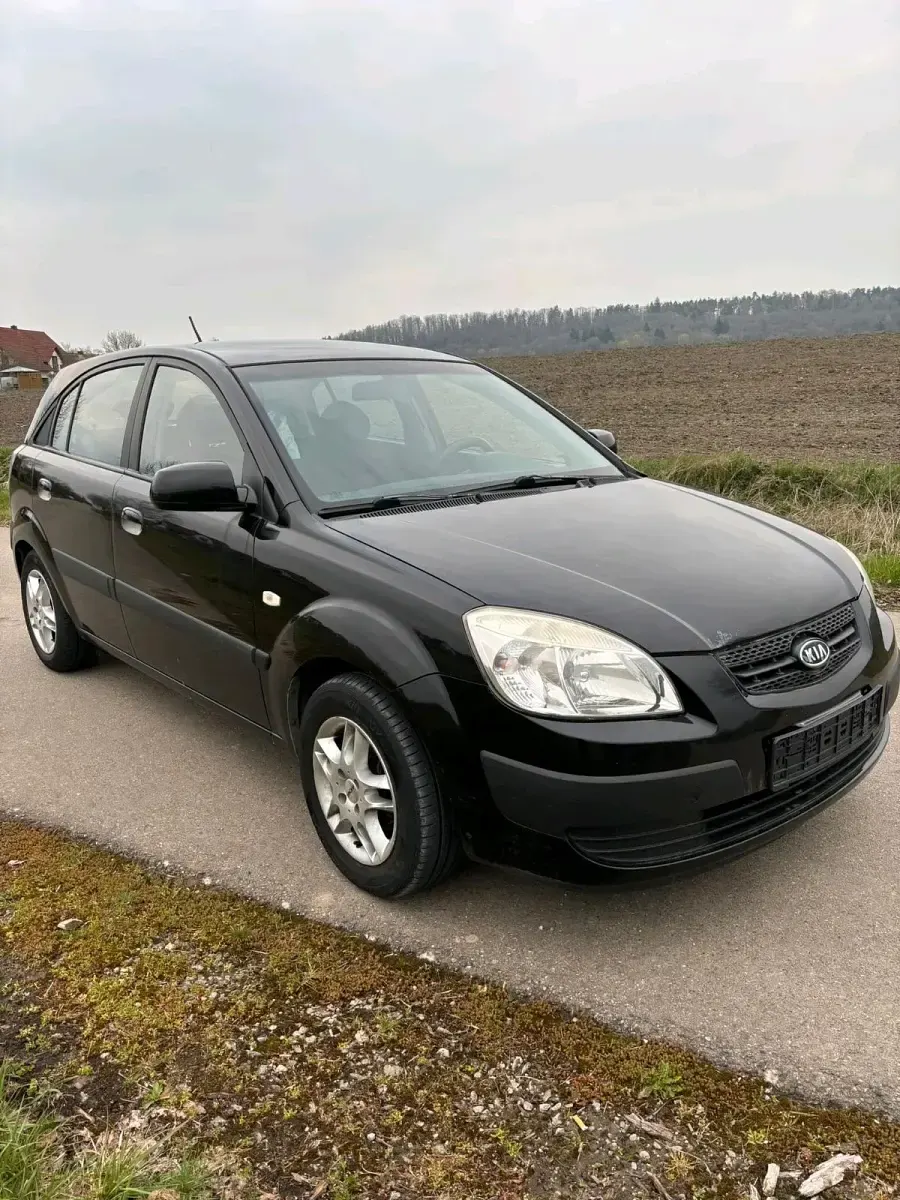 Second-hand Kia Rio 84 CP (61 kW) 2005 Negru Hatchback